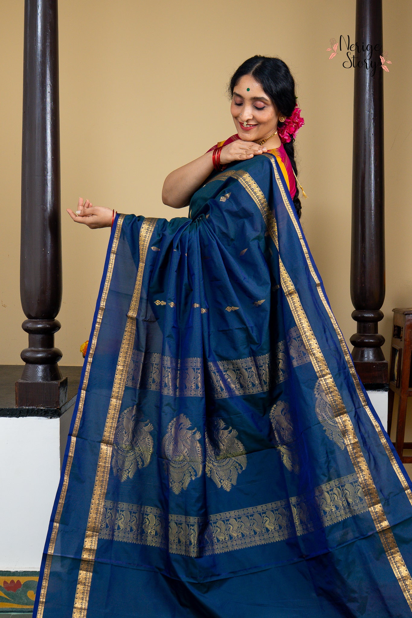 SHODASHI (षोडशी)