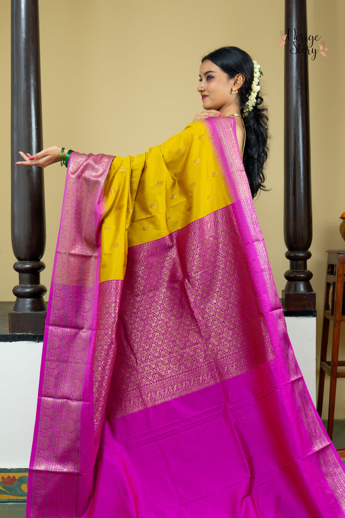 AKSHI (अक्षी)