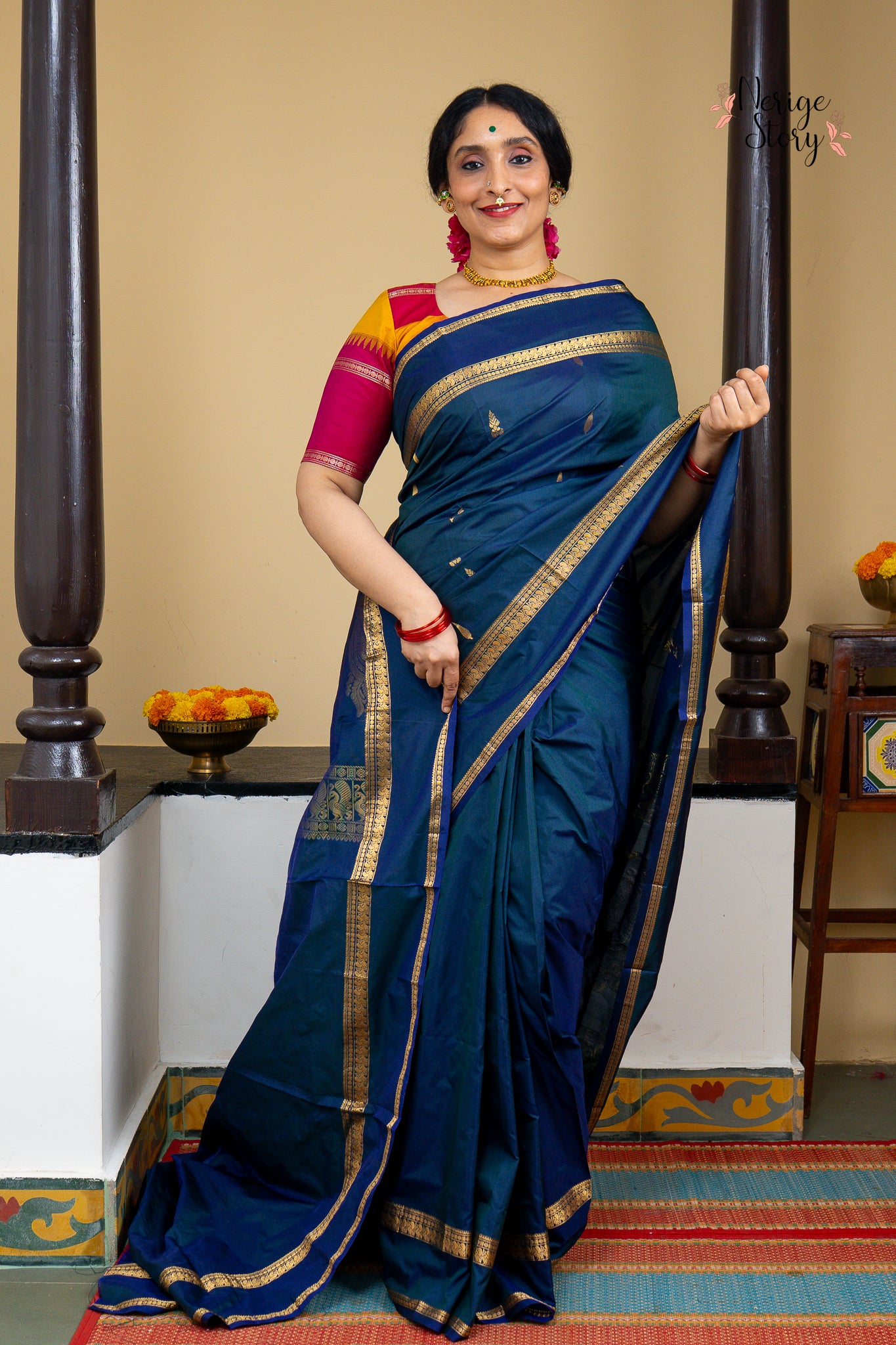 SHODASHI (षोडशी)