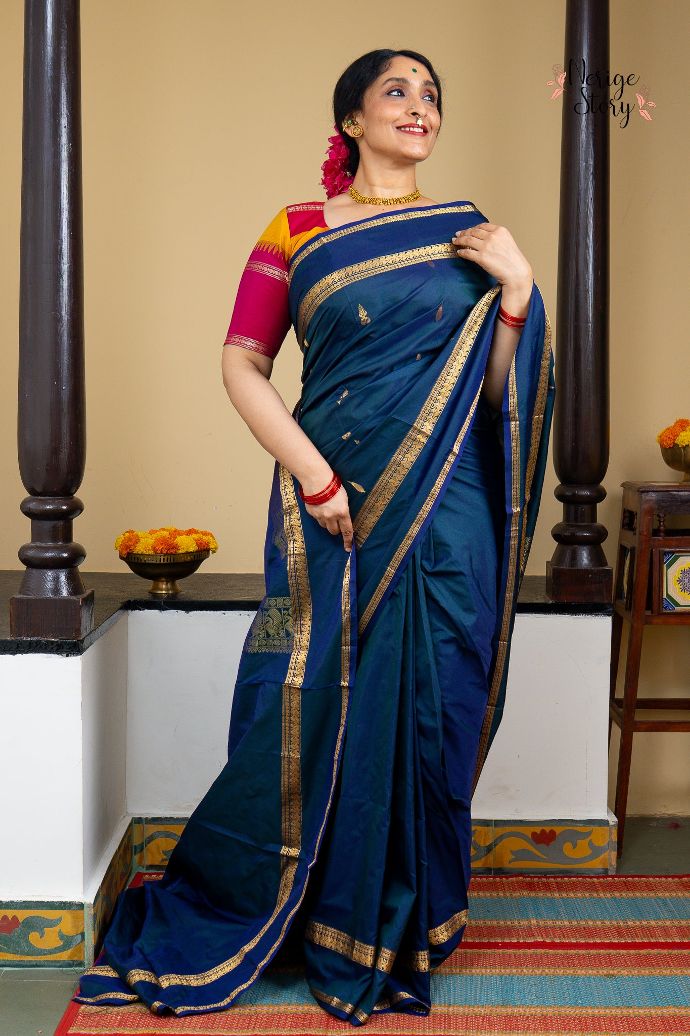 SHODASHI (षोडशी)
