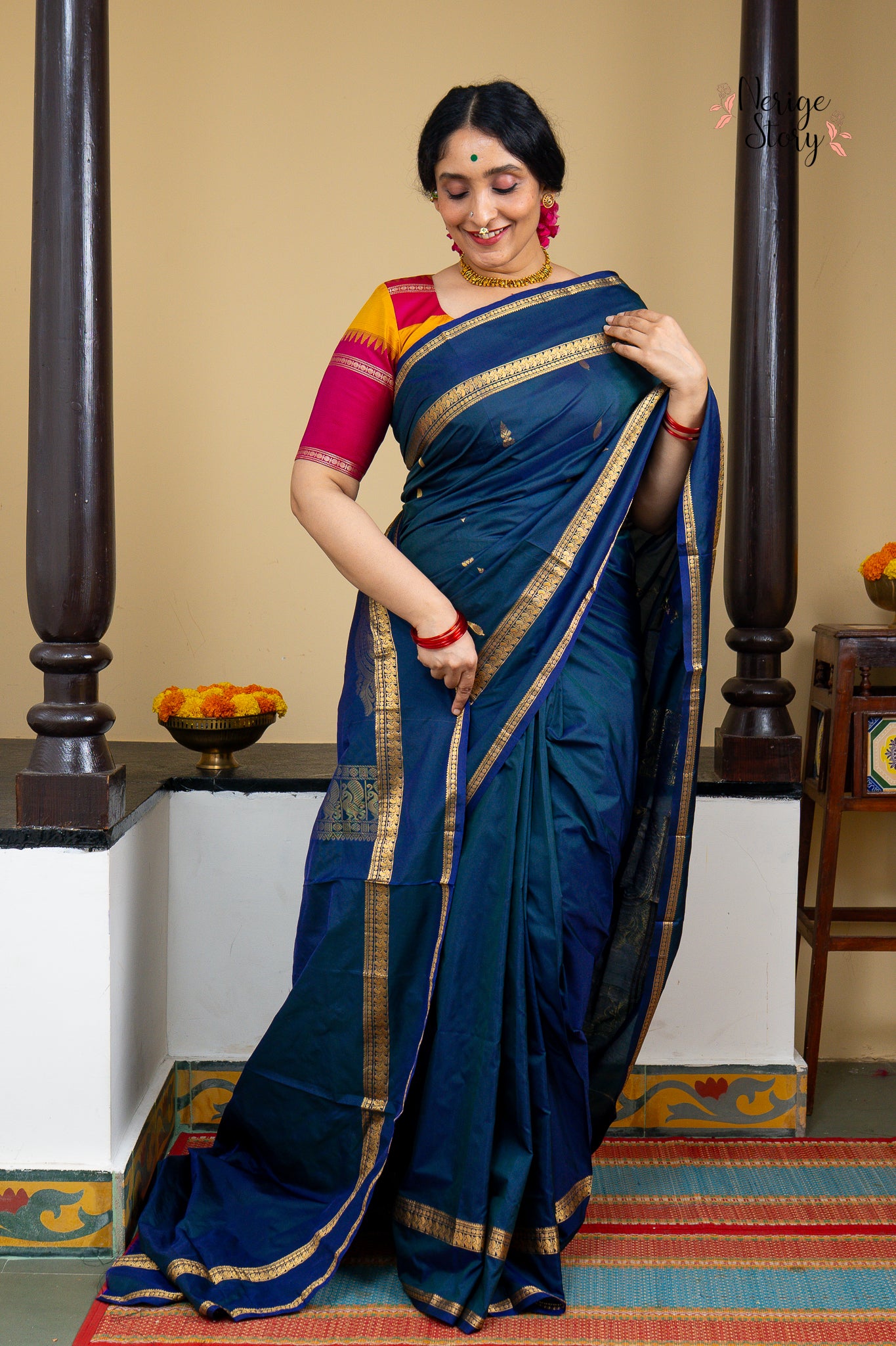 SHODASHI (षोडशी)