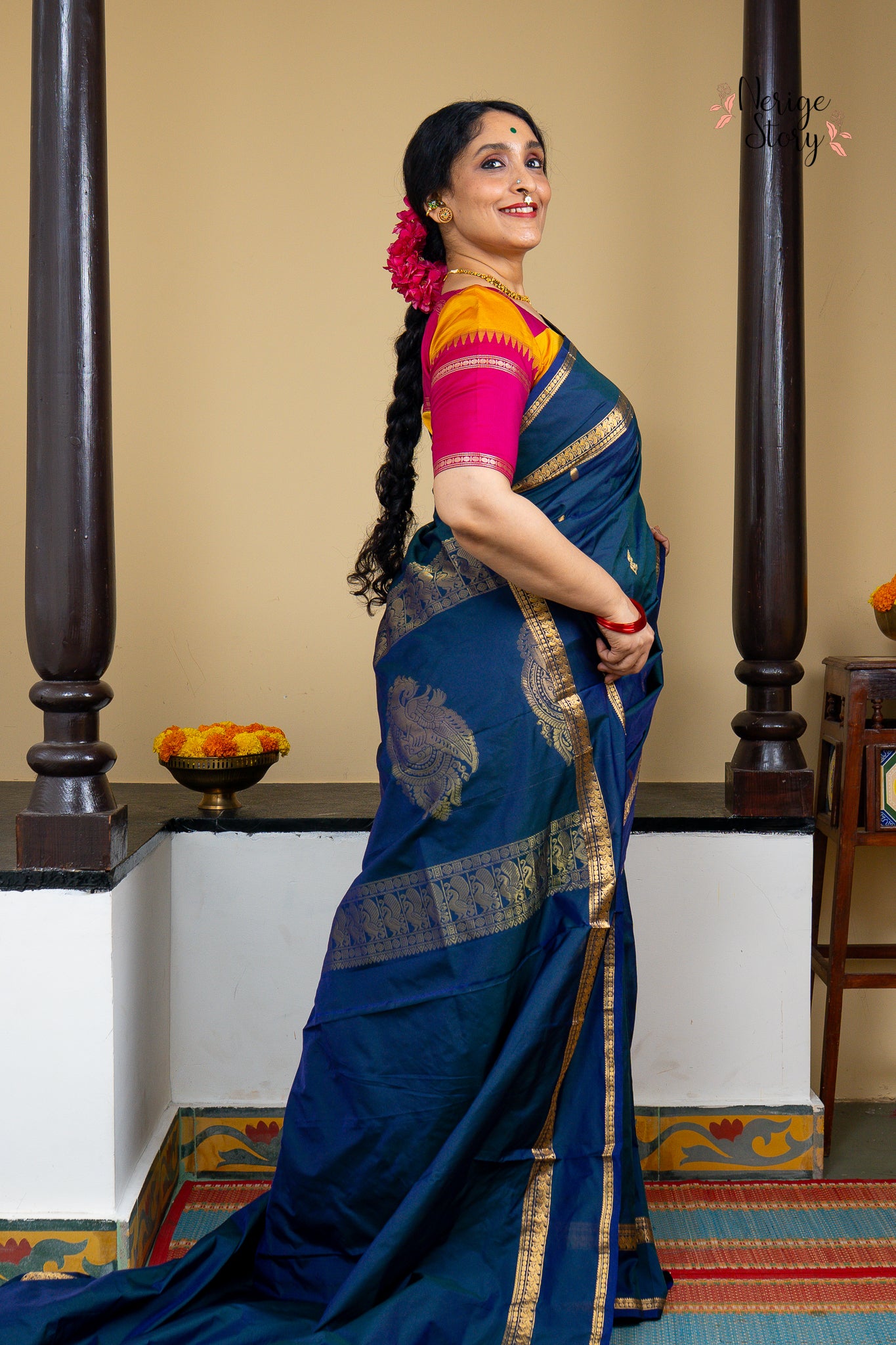 SHODASHI (षोडशी)
