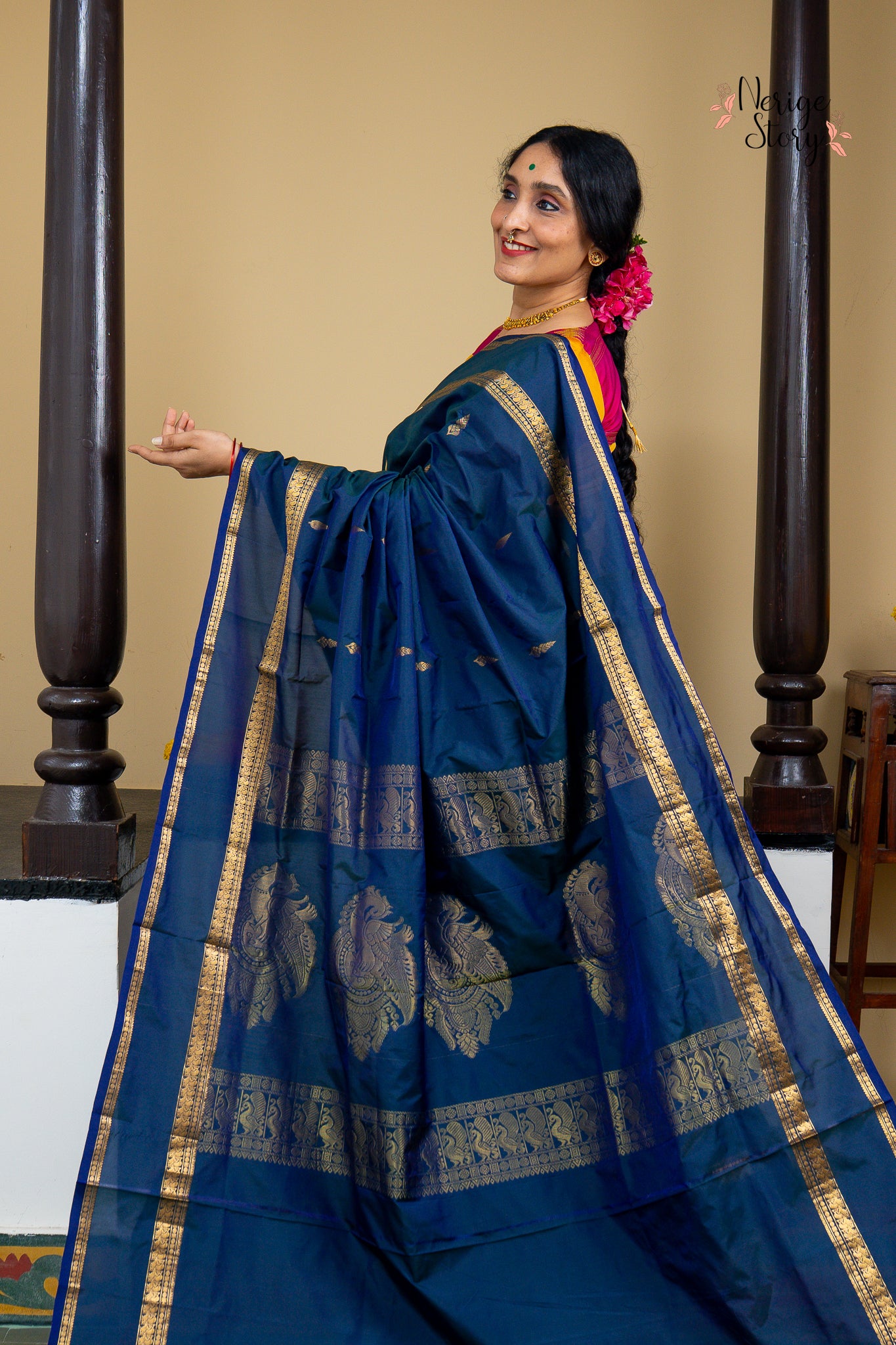 SHODASHI (षोडशी)
