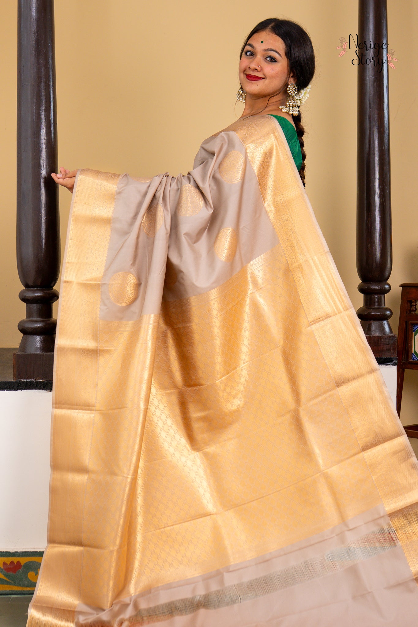 MADHUKARI (मधुकरी)