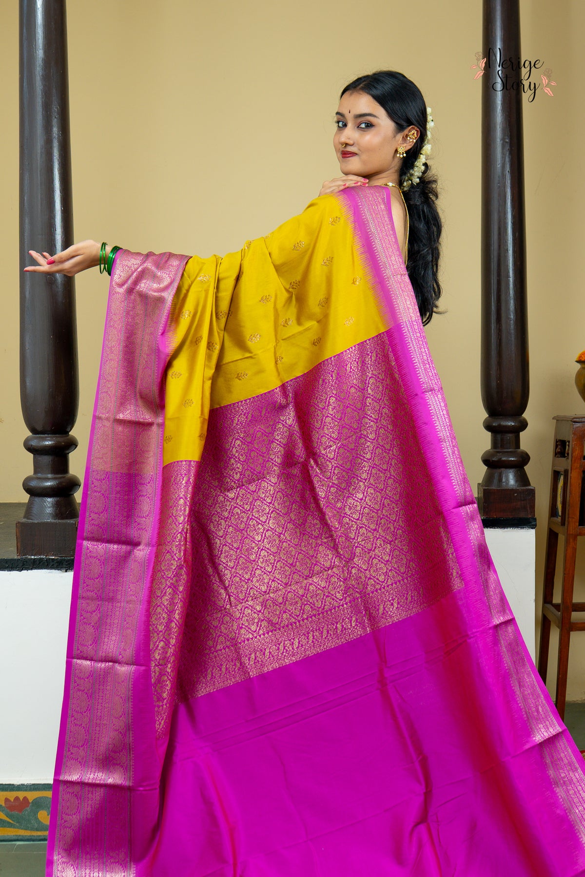 AKSHI (अक्षी)