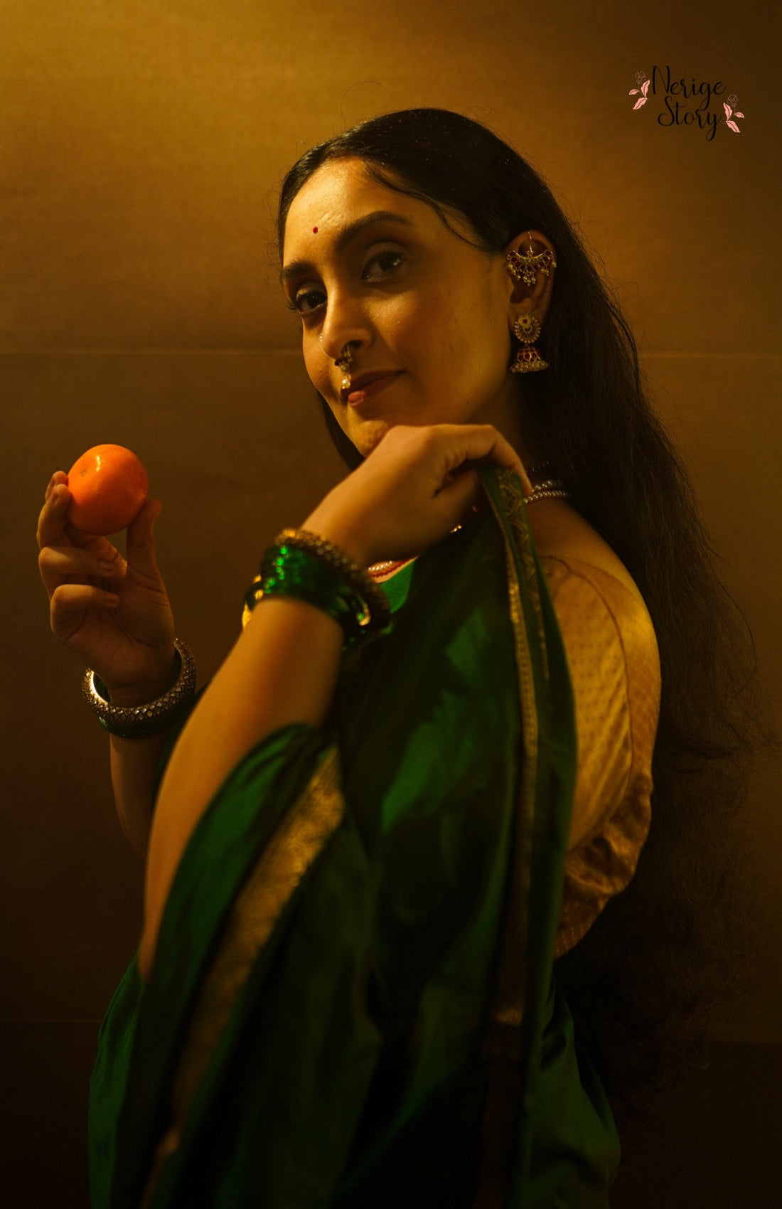 WOMEN HOLDING A FRUIT